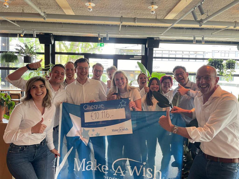 Het ITsPeople team met de cheque van € 10.116 voor Make-A-Wish