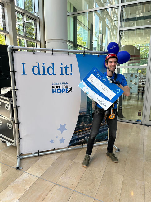 Rico met de cheque van € 1.000 voor Make-A-Wish na de Rope for Hope-actie