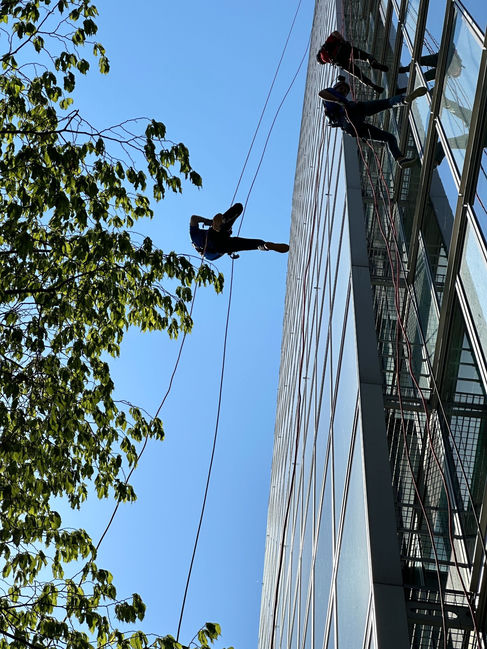 Rico tijdens de afdaling langs de gevel van het World Trade Center Amsterdam