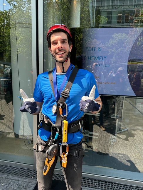 Rico klaar voor de afdaling, in uitrusting met helm en harnas